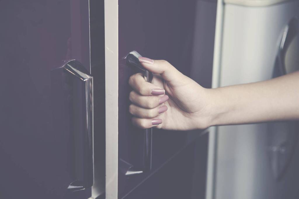 Jak otworzyć zatrzaśnięte drzwi bez klucza i uniknąć uszkodzeń?